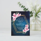 卒業式パーティーのブルーピンク花模様の招待 ポストカード (スタンド正面)