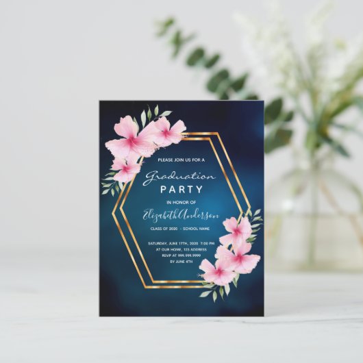 卒業式パーティーのブルーピンク花模様の招待 ポストカード (スタンド正面)