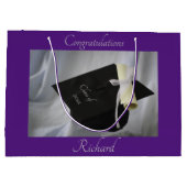 卒業式パープルキャップ&ディプロマパーソナライズされたー ラージペーパーバッグ (裏面)