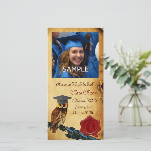 卒業式フクロウ赤褐色ワックスシールモノグラム 案内状 (スタンド正面)