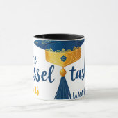 卒業式マグカップ – "タッセルは面倒な価値があった" マグカップ (中央)