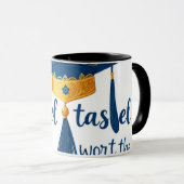 卒業式マグカップ – "タッセルは面倒な価値があった" マグカップ (正面右)