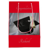 卒業式レッドキャップ&ディプロマパーソナライズされた ミディアムペーパーバッグ (裏面)