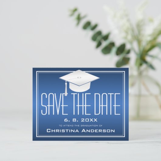 卒業式日付のシックブルーの白いグラッドキャップを保存 案内ポストカード (スタンド正面)