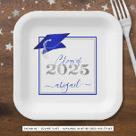 卒業式2025フェイクメタリック王室のブルーシルバー ペーパープレート<br><div class="desc">2025年のモダンCLASS OF 2025王室の、メタリックブルーの卒業キャップとメタリックシルバー2025とシックな手書きスクリプトにあなたの大学院名と王室のプレート2025の銀とパーソナライズされた2025。アシスタンス：救済デザインの変更/カスタマイズ、色の変更、他の製品へのデザインの転送、またはアイテムの調整を希望する場合は連絡、デザイザBEFORE ORDERING via Zazzle Chatまたはmakeitaboutyoustore@gmail.com。</div>