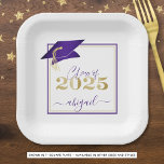 卒業式2025メタリックフェイクパープル金ゴールドスクリプト ペーパープレート<br><div class="desc">CLASS OF モダン 2025 purple、金ゴールドと白の卒業パーティーのプレートあなたの大学院名をシックな手書きスクリプトでフェイク、メタリックパープルの卒業キャップとメタリックの金ゴールド2025とフェイク。アシスタンス：救済デザインの変更/カスタマイズ、色の変更、他の製品へのデザインの転送、またはアイテムの調整を希望する場合は連絡、デザイザBEFORE ORDERING via Zazzle Chatまたはmakeitaboutyoustore@gmail.com。</div>