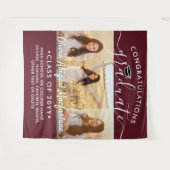 卒業式3フォトコラージュマルーン&ホワイトバックドロップ タペストリー (正面(横))