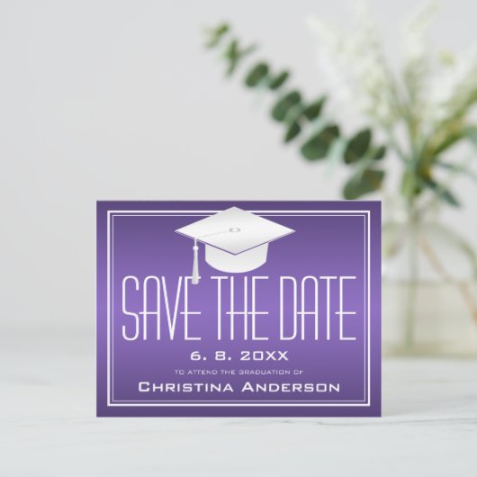 「卒業式」 – 日付のシックな紫のグラッドキャップを保存 案内ポストカード (スタンド正面)