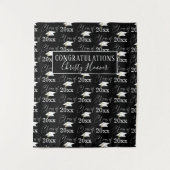 卒業式 CLASS OF スクリプト名 フォトプロップ ブラック タペストリー (正面)