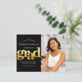 卒業日救付フォト金ゴールドブラックタイポグラフィ インビテーションポストカード (スタンド正面)