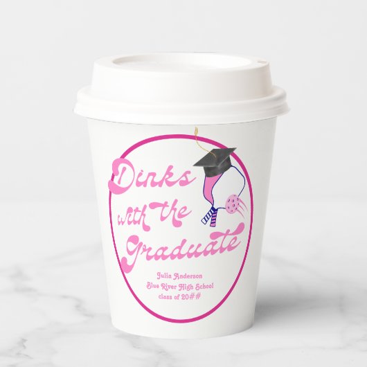 卒業生とディンクス ピンクのピックルボール卒業式 紙コップ (正面)