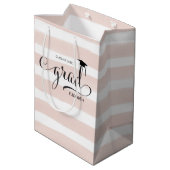 卒業生の帽子のピンクのストライプ ミディアムペーパーバッグ (裏面アングル)