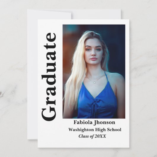 卒業生の2枚の写真が入ったモノクロのスクリプトの招待状 招待状 (正面)