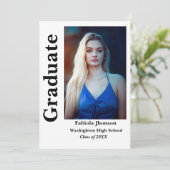 卒業生の2枚の写真が入ったモノクロのスクリプトの招待状 招待状 (スタンド正面)