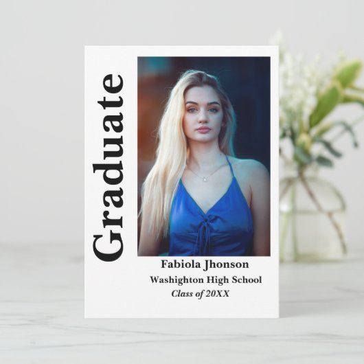 卒業生の2枚の写真が入ったモノクロのスクリプトの招待状 招待状 (スタンド正面)