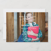 卒業生の2枚の写真が入ったモノクロのスクリプトの招待状 招待状 (裏面)