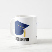 卒業生総代の青い卒業生の帽子 コーヒーマグカップ (正面左)