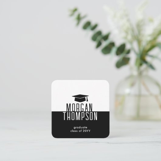 卒業生連絡名情報白黒 スクエア名刺 (スタンド正面)