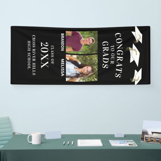 卒業生2名写真おめでとうGRAD Caps Black 横断幕 (トレードショー)