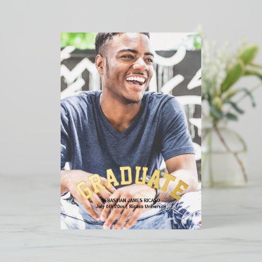 卒業男らしモダンパーソナライズされた 箔招待状 (立ち正面)