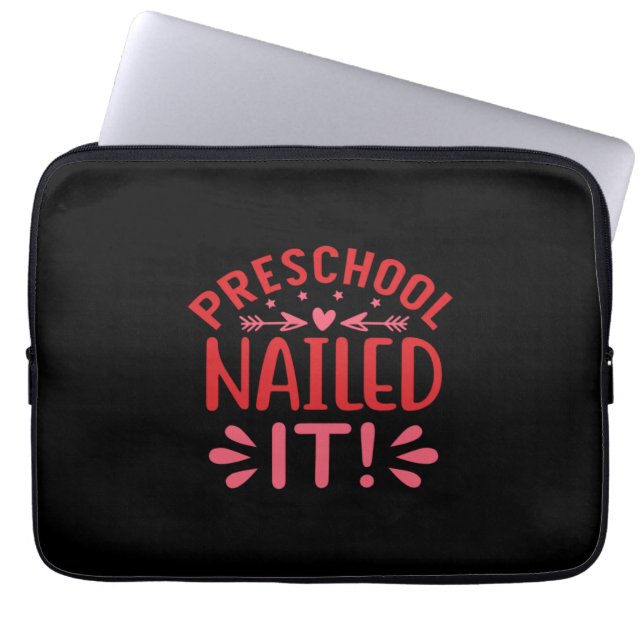 卒業芸術 | Preschool釘付け ラップトップスリーブ (正面)