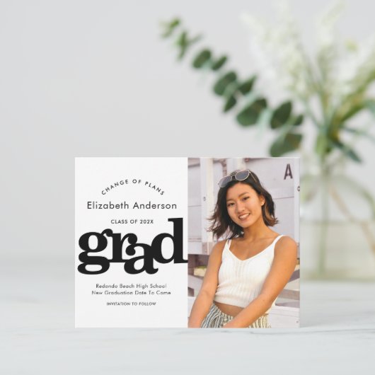 卒業計画の変更はっきりした黒タイポグラフィ インビテーションポストカード (スタンド正面)