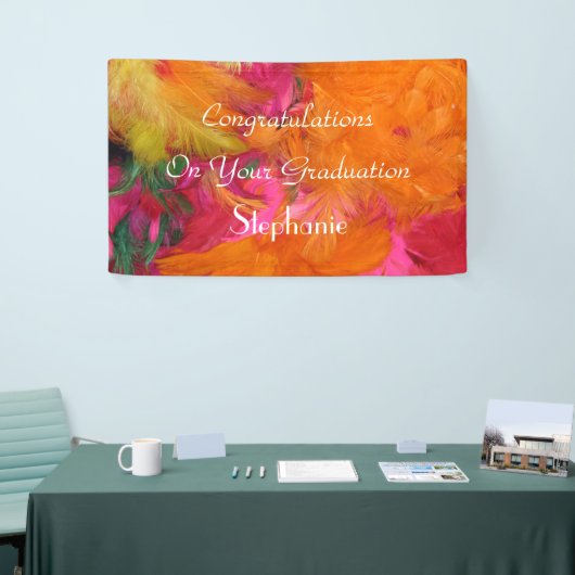 卒業記パーソナライズされた号オレンジ/ピンクの羽 横断幕 (トレードショー)