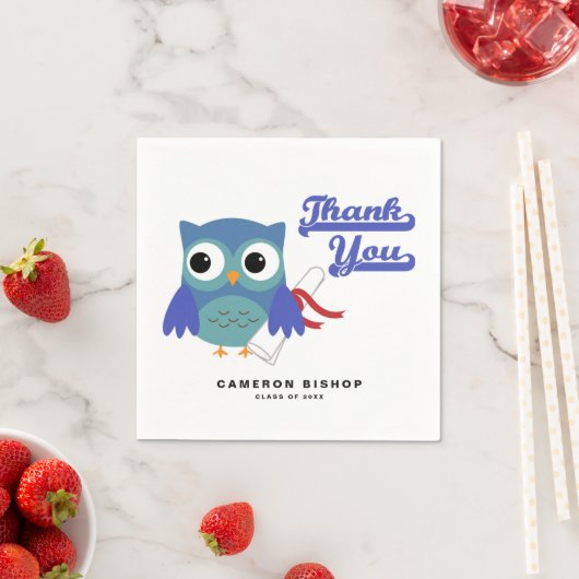 卒業証書を持つかわいいブルーの卒業生ふくろう スタンダードカクテルナプキン (インサイチュ)