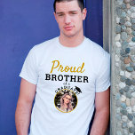 卒業誇りを持ったキャップ写真の兄弟 Tシャツ<br><div class="desc">卒業誇りを持ったキャップの弟Tシャツ。卒業パーソナライズされたキャップと卒業生の写誇りを持った真を持つ大学院生の弟のためのtシャツ。写真を追加。Tシャツの文字は変更できる。</div>