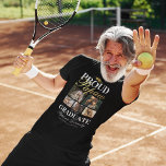 卒業誇りを持ったTシャツのパパ Tシャツ<br><div class="desc">特別にデザインされたブラック&金ゴールドの卒業式Tシャツを使用して、あなたの壮大な卒業生としてのプライドと喜びを披露。クラシックの卒業生のモータルボードデザインと5枚の個人的な写真はっきりしたと「卒業生のパポー誇りを持ったウ」、お孫の名前、勉強の場所、学年と共に完成したテーラーメイド作品は、プライドと業績の決定的な声明を作り出す。</div>