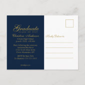 卒業金ゴールドグラッドキャップ&スクリプトの青パーティー インビテーションポストカード (裏面)