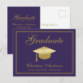 卒業金ゴールドグラッドキャップ&紫パーティー上のスクリプト インビテーションポストカード (正面/裏面)