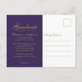 卒業金ゴールドグラッドキャップ&紫パーティー上のスクリプト インビテーションポストカード (裏面)