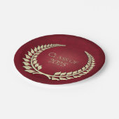 卒業2025金ゴールドローレルリースオンレッド ペーパープレート (アングル)