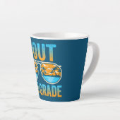 卒業8年生の最後の学校平和 カフェラテマグ (右アングル)