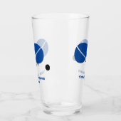 卓球ラケットとボールを黒の青いガラスで タンブラーグラス (左)