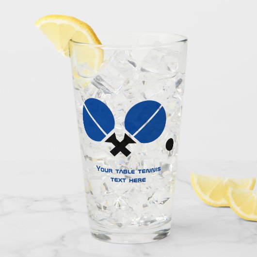 卓球ラケットとボールを黒の青いガラスで タンブラーグラス (アイス正面)