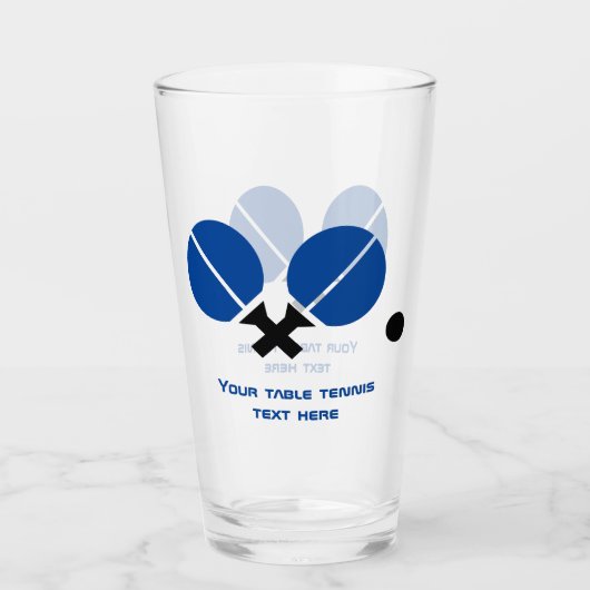 卓球ラケットとボールを黒の青いガラスで タンブラーグラス (正面)