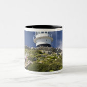 南アフリカのケープタウン。灯台 ツートーンマグカップ (中央)