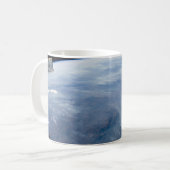 南アフリカ熱帯地方で煙が立ち昇る。 コーヒーマグカップ (正面左)