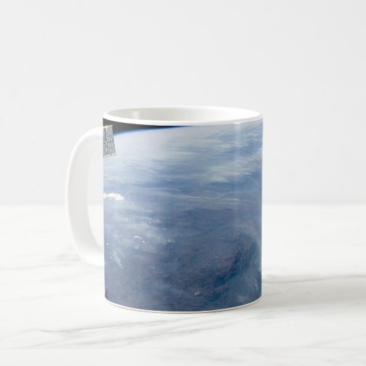 南アフリカ熱帯地方で煙が立ち昇る。 コーヒーマグカップ (正面左)