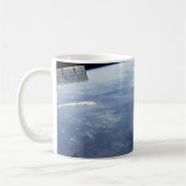 南アフリカ熱帯地方で煙が立ち昇る。 コーヒーマグカップ (左)