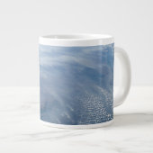 南アフリカ熱帯地方で煙が立ち昇る。 ジャンボコーヒーマグカップ (正面右)