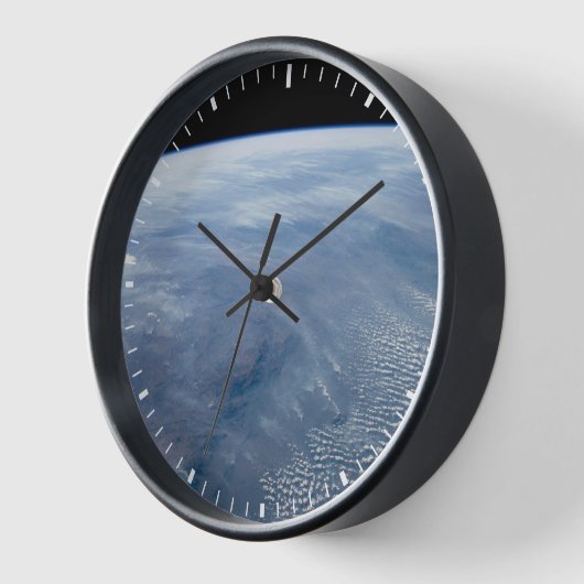 南アフリカ熱帯地方で煙が立ち昇る。 壁時計 (傾斜)