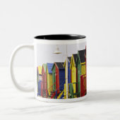 南アフリカ、西ケープ、セントジェームス。カラフル ツートーンマグカップ (左)