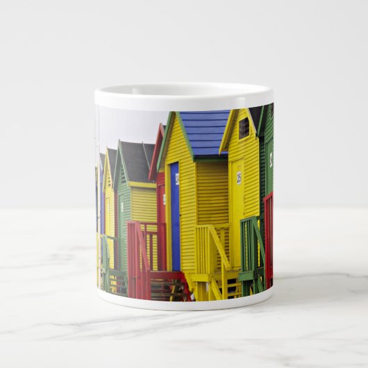南アフリカ、西ケープ、セントジェームズ。カラフル ジャンボコーヒーマグカップ (正面)