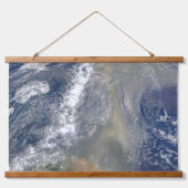 南アメリカに向かう塵 吊り下げ型タペストリー (正面)