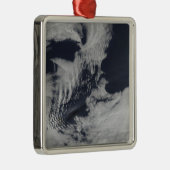 南インディアンOceの船の波の形をした雲 メタルオーナメント (右)