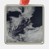 南インディアンOceの船の波の形をした雲 メタルオーナメント (正面)
