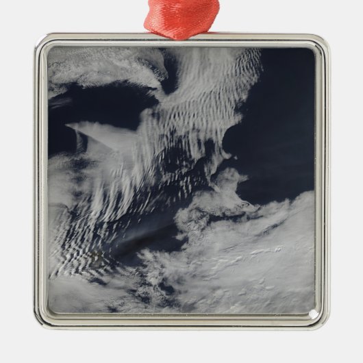南インディアンOceの船の波の形をした雲 メタルオーナメント (正面)